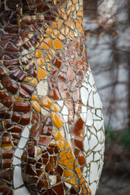 Rzeźba pingwina pokryta mozaiką - detal