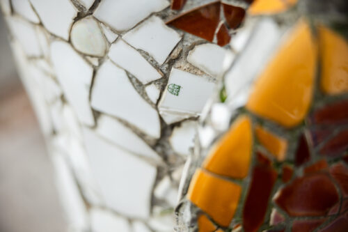 Rzeźba pingwina pokryta ceramiczną mozaiką - detal.