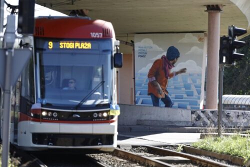 Filar estakady na której znajduje się obraz przedstawiający mężczyznę obróconego plecami do widza, wpatrującego się w błękitny labirynt.