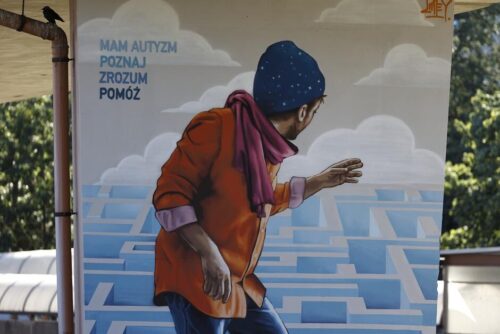 Filar estakady na której znajduje się obraz przedstawiający mężczyznę obróconego plecami do widza, wpatrującego się w błękitny labirynt.