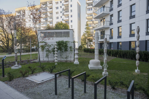 W przestrzeni osiedla, na trawniku rozmieszczone są białe formy rzeźbiarskie o różnych abstrakcyjnych kształtach geometrycznych.